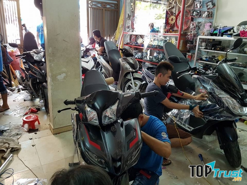 Trang Trí Xe Đức Tín - địa chỉ dán keo xe giá rẻ và lắp đồ chơi xe uy tín tại TP. HCM