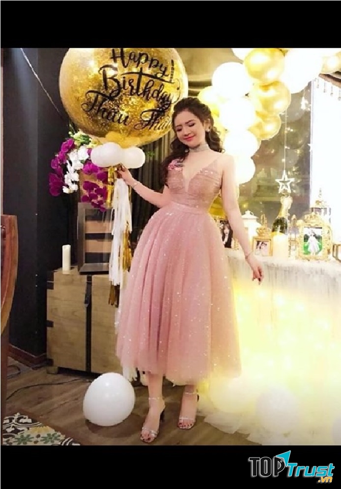 Khách diện váy của Hiim Hiim