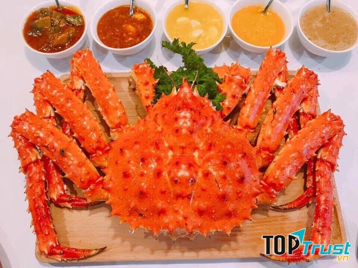 Cua Hoàng Đế là loại hải sản có giá trị dinh dưỡng vô cùng cao với thịt thơm, ngon và bổ.