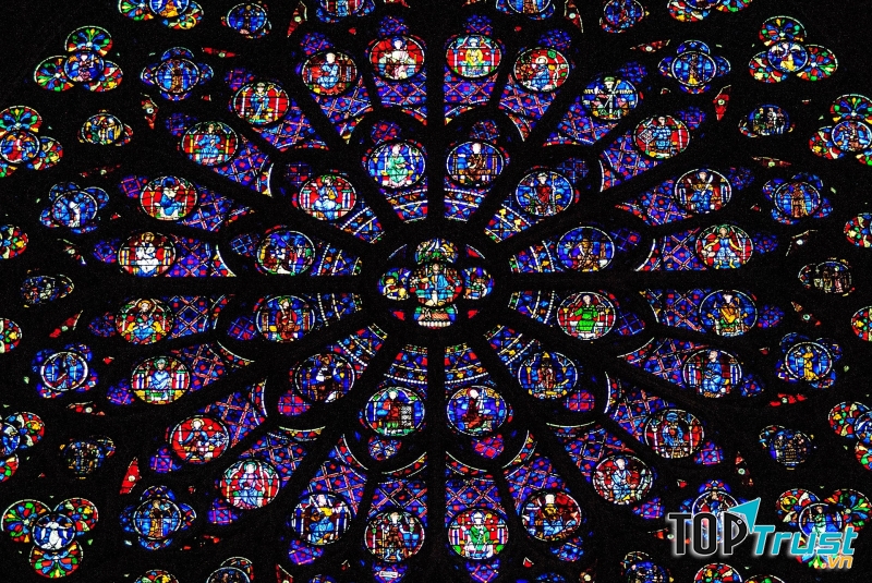 Cửa kính hình hoa hồng tại Nhà thờ Đức Bà Paris