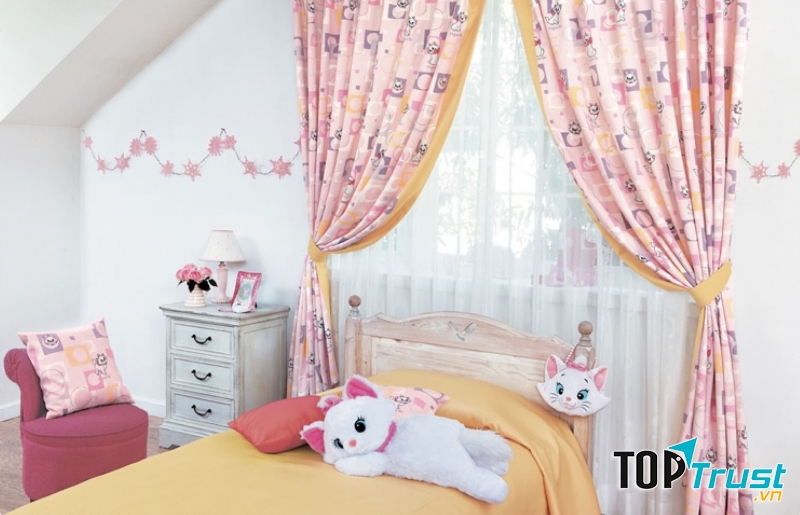 Rèm cửa nên sử dụng loại có dây kéo tự động để trẻ có thể tự kéo hoặc mở rèm khi mong muốn.