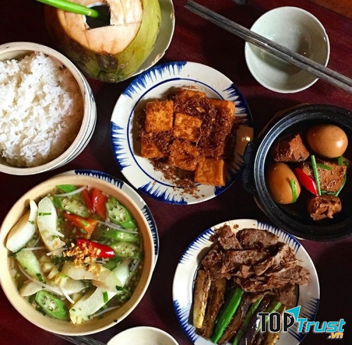 Quán Cục Gạch thổi hồn quê vào bữa  cơm văn phòng