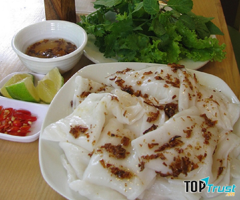 Trên đĩa bánh được rắc hành khô chiên giòn.