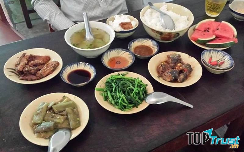 Thực đơn của Cục Gạch Quán rất đa dạng, có vô vàn món ăn từ Bắc tới Nam