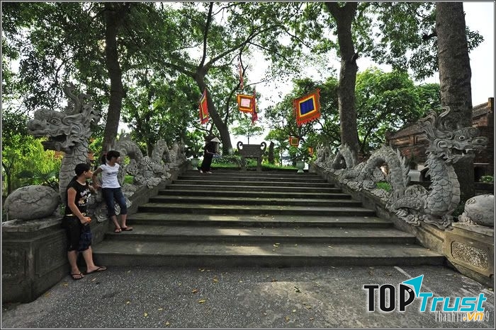 Lối lên Đền Bà Tấm