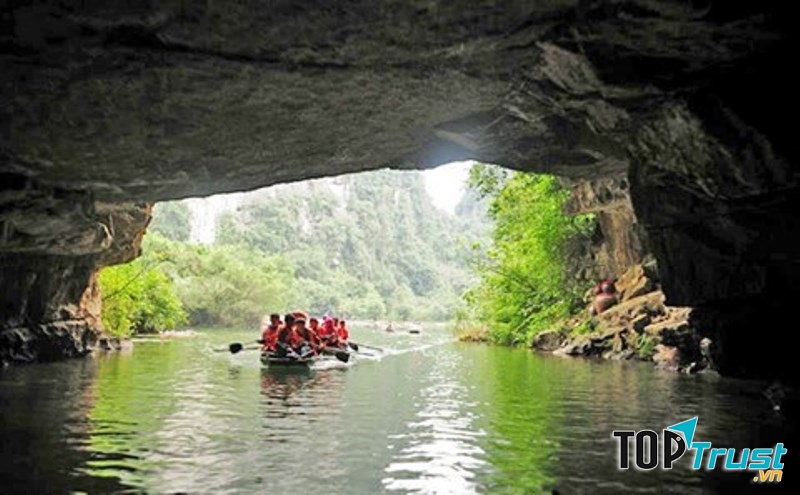 Cụm hang động Tràng An