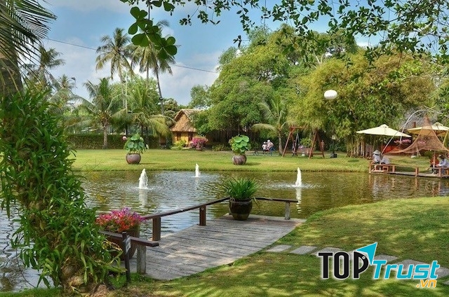 Cụm nhà hàng thuộc làng du lịch Bình Quới