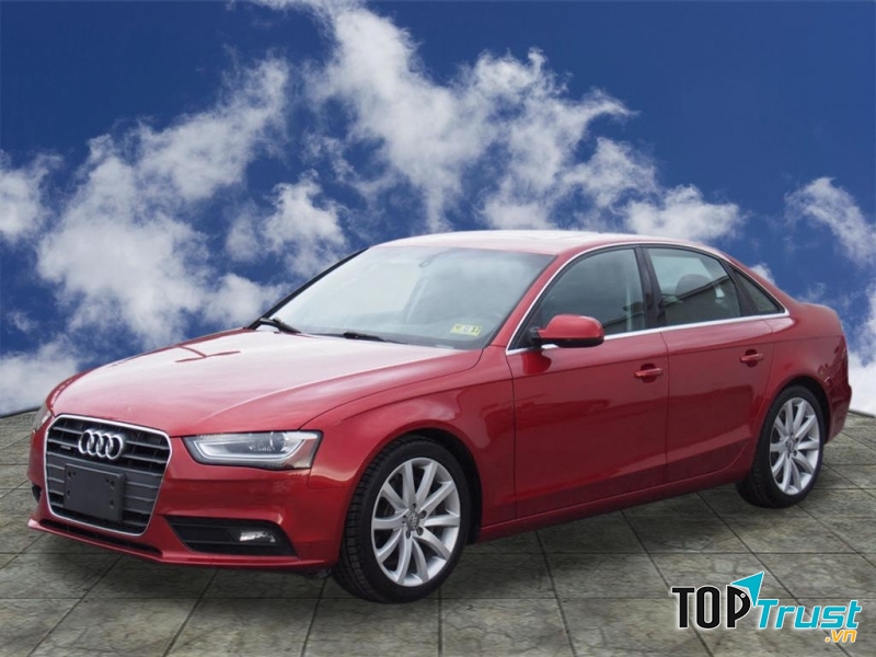 Chiếc xe thể thao bóng bẩy AWD A4 màu đỏ