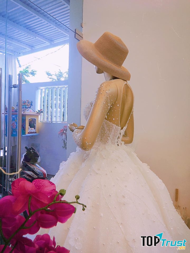 Misa Nguyễn còn cung cấp dịch vụ cho thuê váy cưới