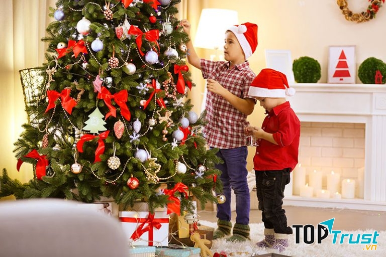 Cùng con trang trí cây thông Noel