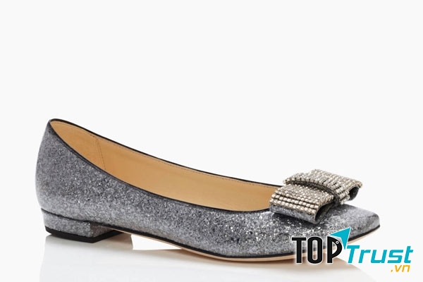 Màu bạc, hiện thân của vẻ lóng lánh của mặt trăng chiếu rọi mặt hồ sẽ mang đến nhiều mang mắn cho Cự Giải