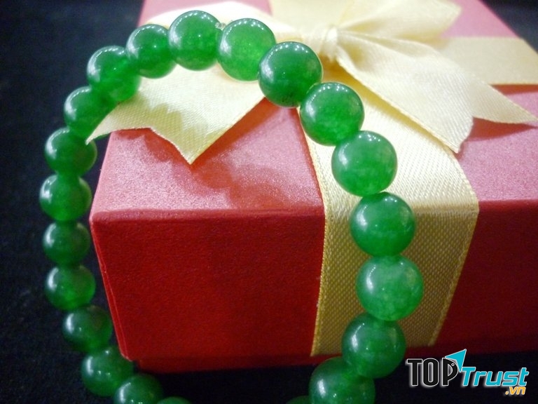 Vòng đá phong thủy thạch anh màu lục phù hợp nhất với Cự Giải