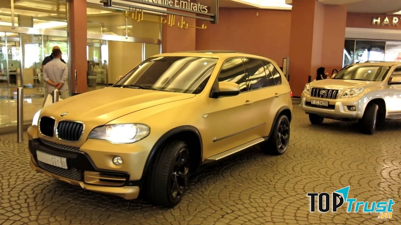BMW X5 màu vàng nhạt
