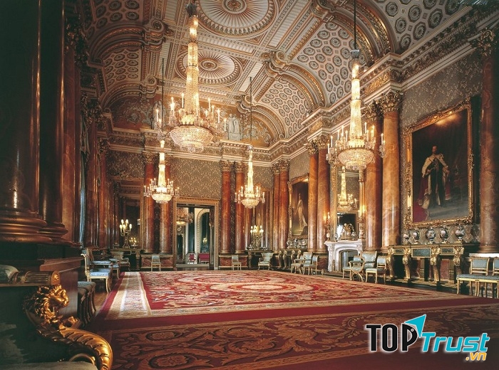 Bên trong cung điện được trang trí xa hoa, lộng lẫy.