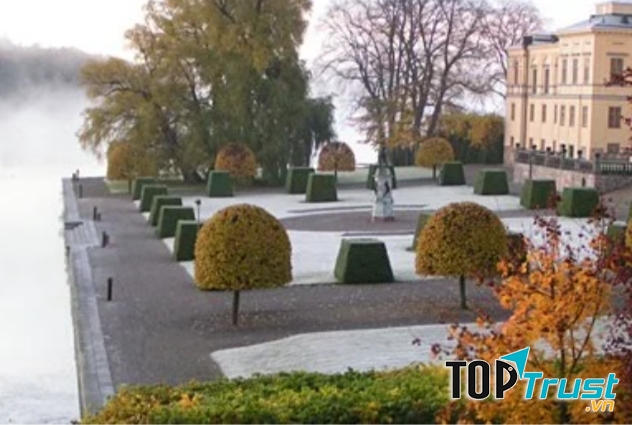 Khuôn viên bên ngoài Cung điện Drottningholm