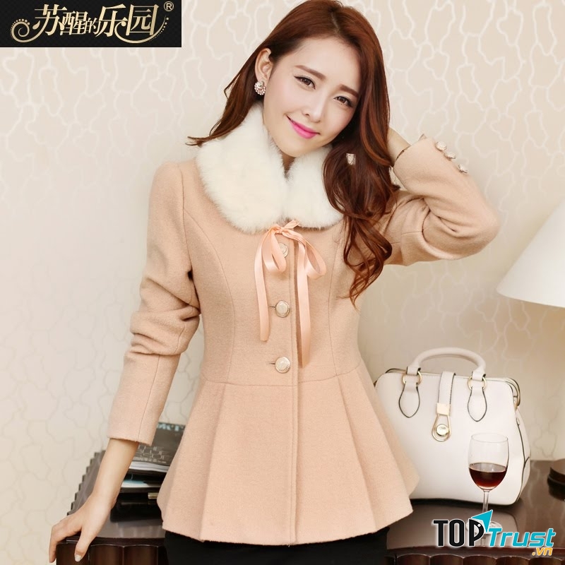 Áo khoác dạ với cổ lông khá đẹp là sự lựa chọn hợp lí cho các bạn nam