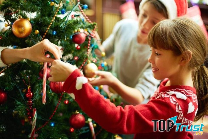 Cùng mọi người trang trí Giáng sinh trong khu phố.