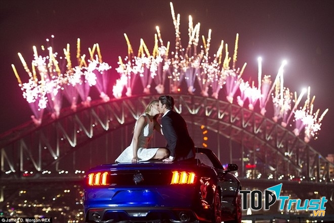 Nụ hôn lãng mạn dưới nền trời pháo hoa