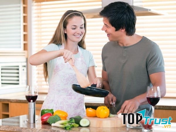 Cùng sẻ chia công việc nhà với vợ để cả hai vợ chồng yêu thương nhau nhiều hơn