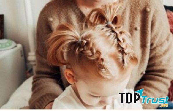 Mẹ và con gái cùng chăm chút cho nhau