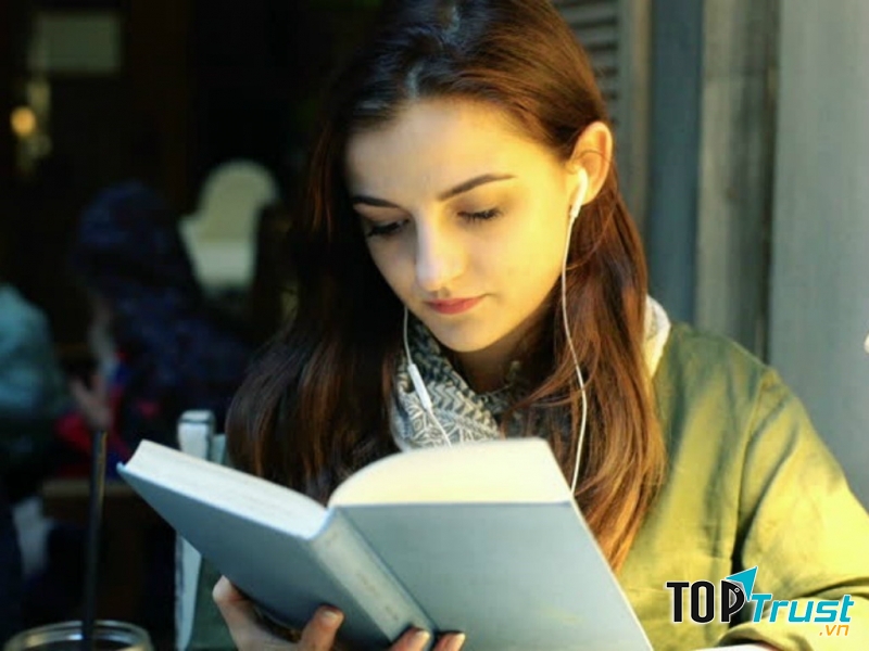 Song Tử có thể vừa làm việc, vừa nghe nhạc