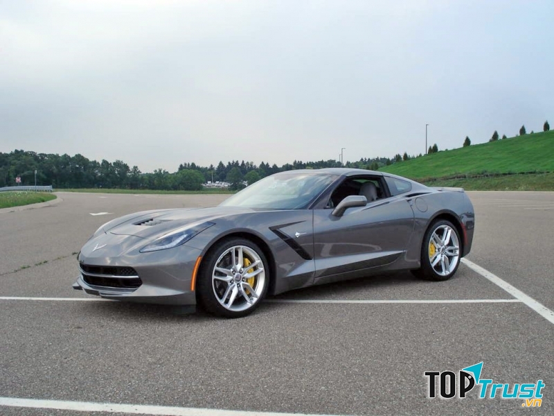 Chiếc xe Chevrolet Corvette màu xám ngọc trai