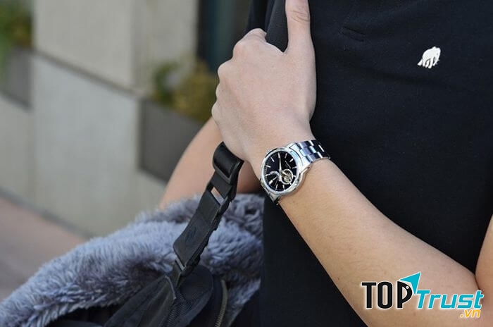 Phù hợp với Thiên Bình là chiếc đồng hồ Orient