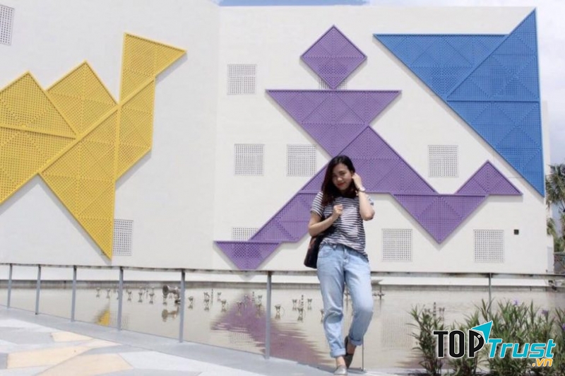 Với lối thiết kế khá đặc biệt theo ý tưởng trò xếp hình Tangram, bạn sẽ thoải mái tạo dáng mà không sợ phô dáng hay ngại background không chất.