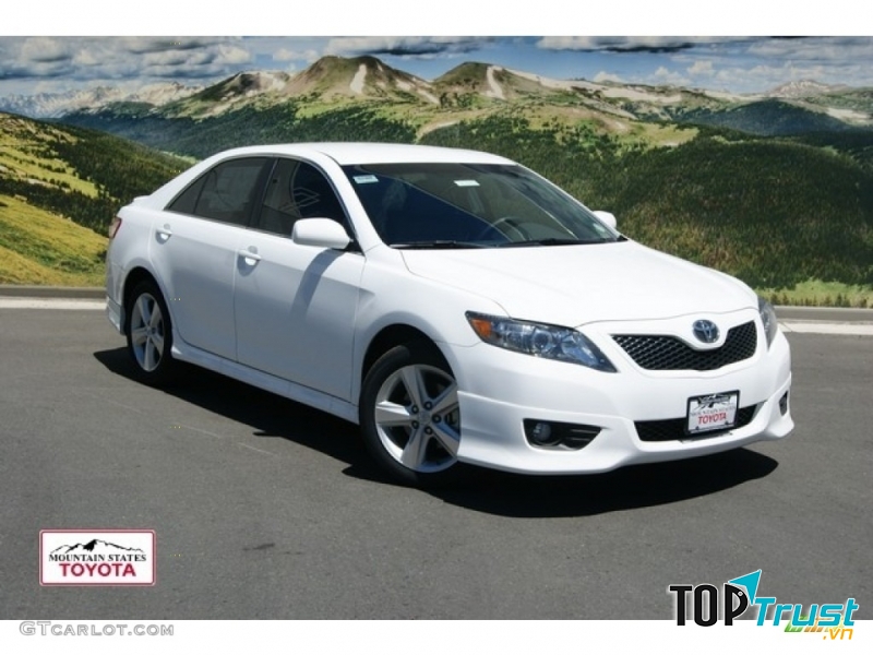 Toyota Camry màu trắng