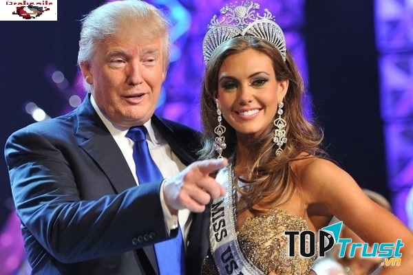 Donald Trump bên Hoa hậu Mỹ