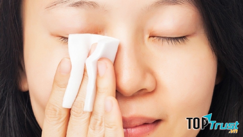 Tẩy trang đúng cách là vô cùng quan trọng nếu không muốn da sạm đen và mau lão hóa