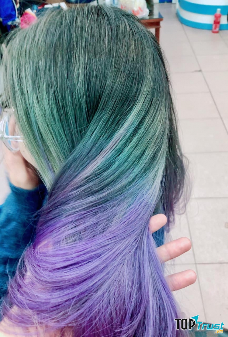 Cường Xoăn Hair Pro với mái tóc nhuộm thời trang