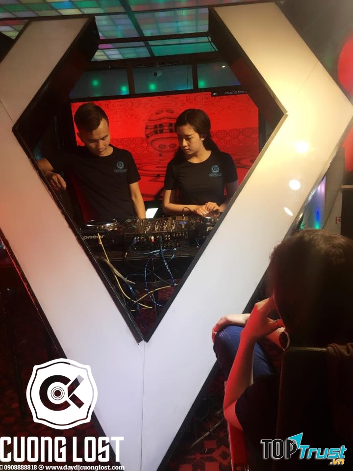 Học viên được hướng dẫn chỉnh nhạc với thiết bị hiện đại tại CuongLost Studio