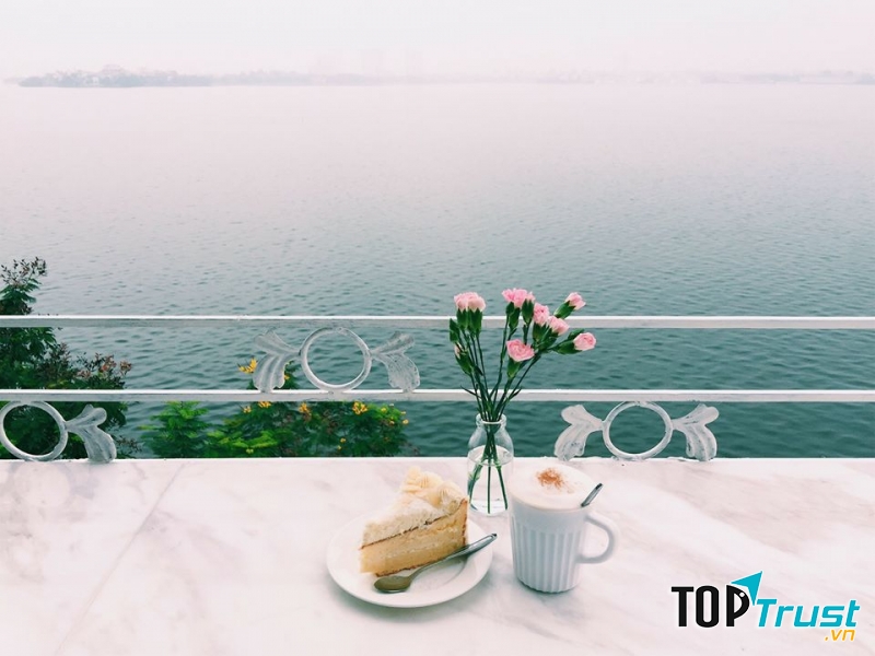 Không gian tại lầu 6 với view thẳng ra hồ Tây rộng lớn