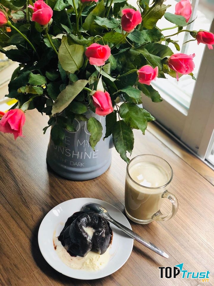 Quán mở cửa từ 7h30 đến 22h tối với menu đa dạng các loại trà và bánh