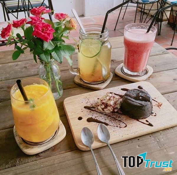 Bánh và đồ uống vô cùng tuyệt vời