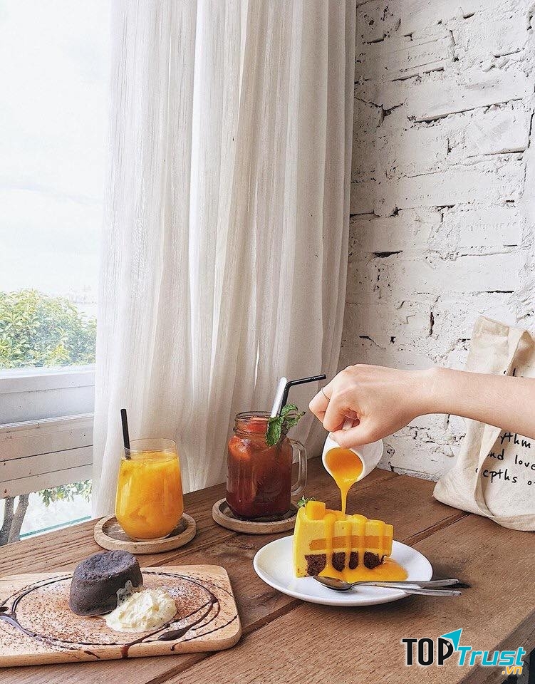 Những món đồ ăn ngon miệng và đẹp măt tại Cup of tea coffee & bistro cũng là một công cụ hỗ trờ rất đắc lực cho việc sống ảo của các nàng.