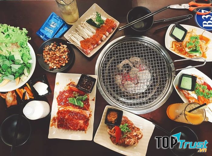 Đồ ăn cũng thu hút khách không kém nhé