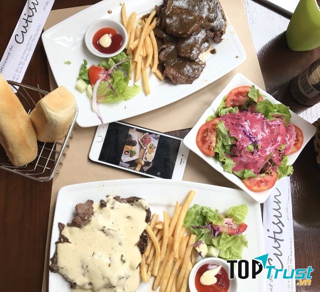 Bò bít tết và salad rau sốt dâu tắm tại Cutisun Hoàng Hoa Thám