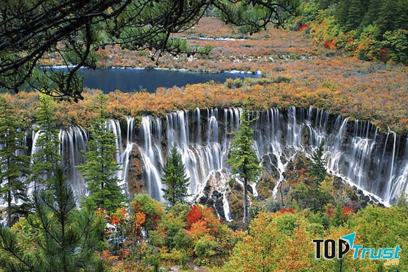 Một trong những con thác ở Cửu Trại Câu