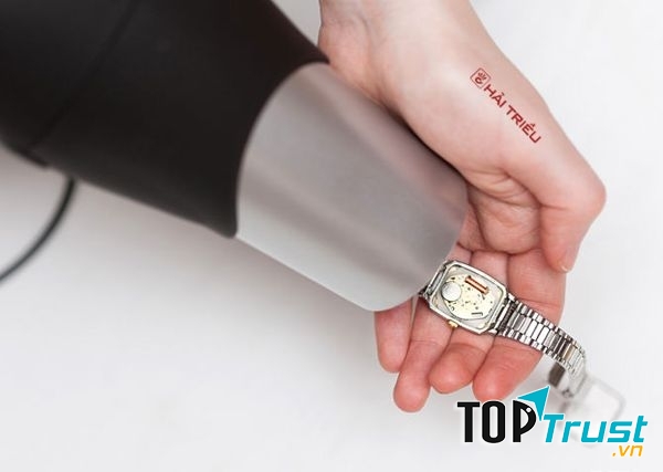 Cứu vớt chiếc đồng hồ vào nước