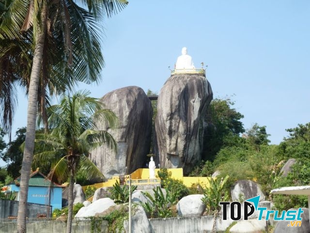 Tượng Phật lớn nằm trên đỉnh núi Đá.