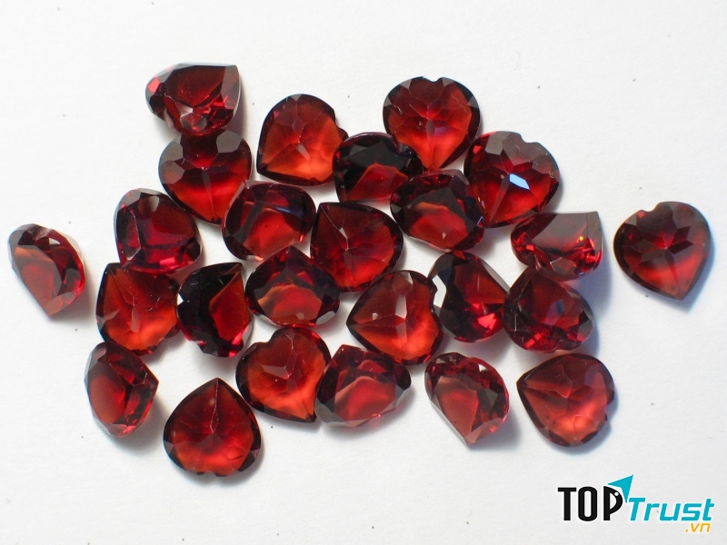 Đá garnet màu đỏ sẫm