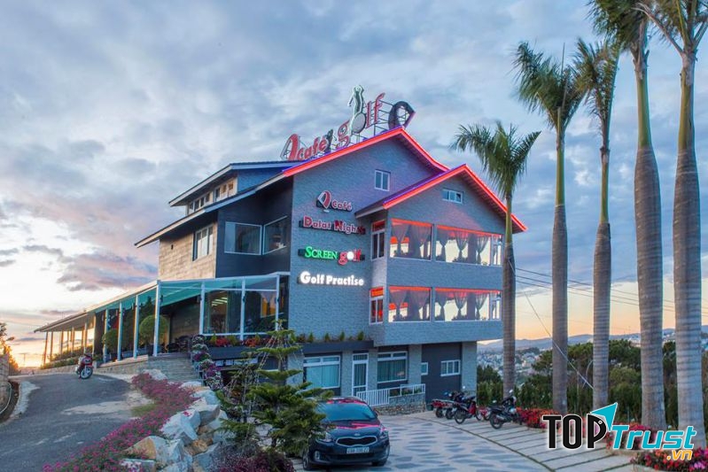 Đà Lạt night cafe nằm ở vị trí tuyệt đẹp, từ đây bạn có thể nhìn trọn thành phố