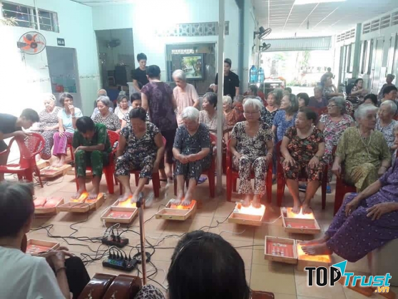 Khách hàng dùng thử sản phẩm