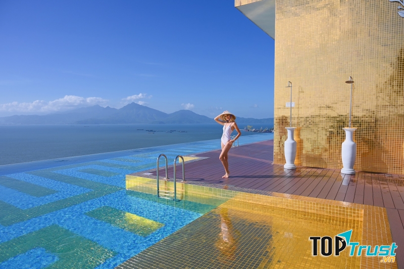 Hồ bơi khách sạn Đà Nẵng Golden