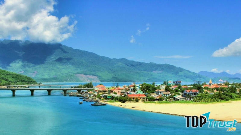 Khung cảnh thiên nhiên hùng vĩ cung đường Đã Nẵng - Lăng Cô
