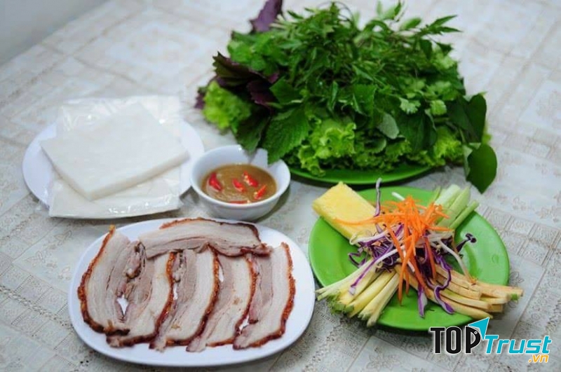 Bánh cuốn heo quay Đà Nẵng quán