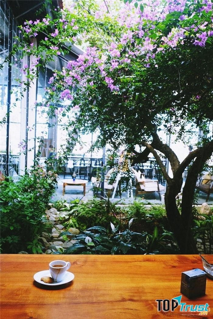 Không gian lãng mạn ngập đầy hoa