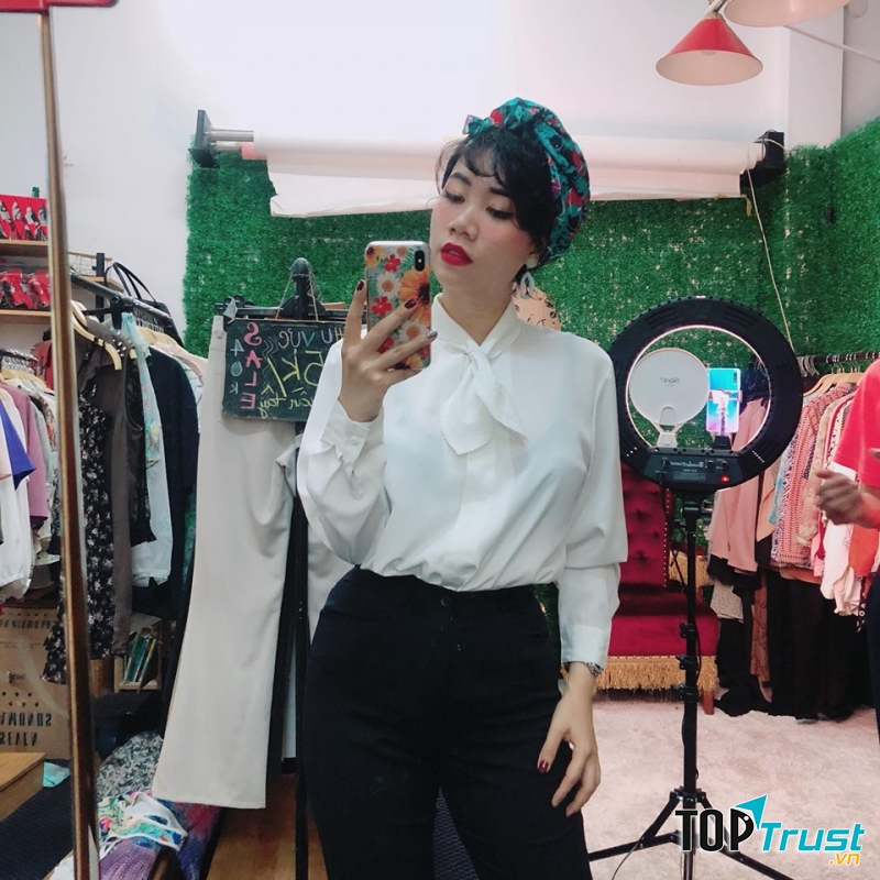 Cửa hàng không lớn nhưng thiết kế đẹp, sang trọng, khó ai nghĩ rằng đây là nơi chuyên bán áo váy hàng si